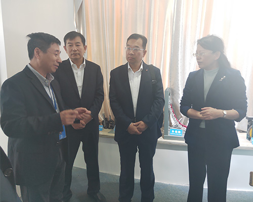 山东省枣庄市委常委 峄城区委书记于玉一行参观华亿网页版-华亿（中国）
公司展示厅(2019)